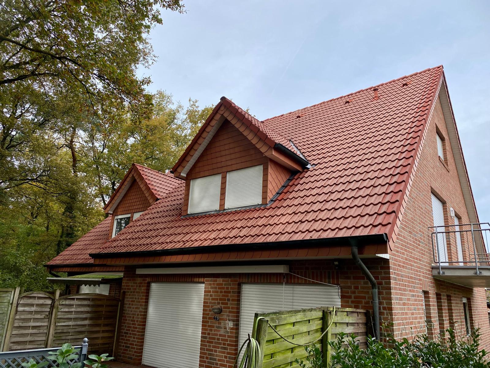 Nachher-Zustand: Das Dach in Laxten ist komplett sauber und gl&auml;nzt wieder wie neu.