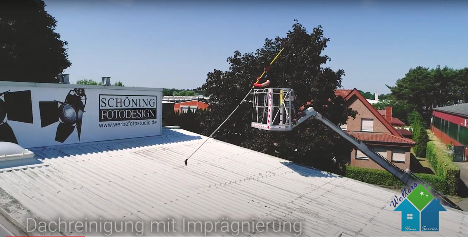 Reinigung der Dachkanten und Firstziegel in Laxten mit einer spezialisierten Teleskoplanze.